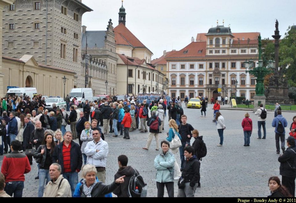 Prague - la releve de la garde du Chateau 006